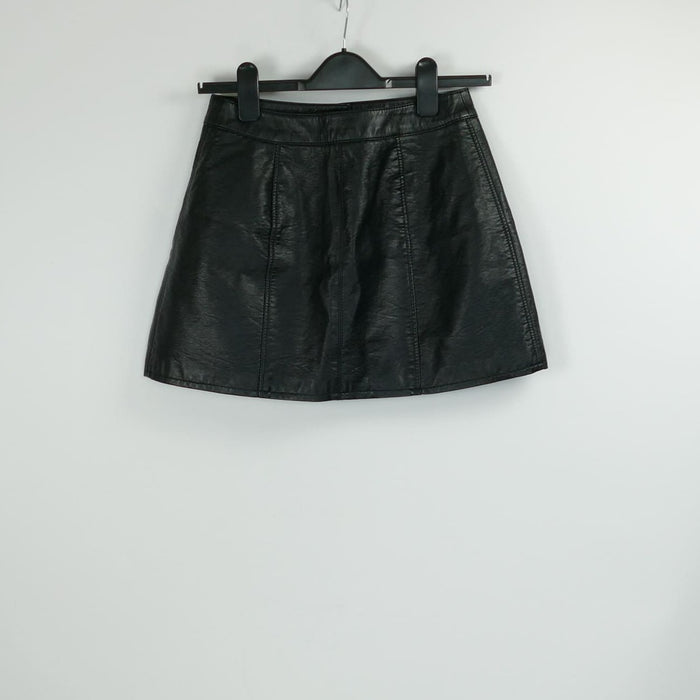 Schwarzer Kunstlederjupe, Gr. 36, H&M